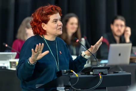 Woman speaking at a lecturn.